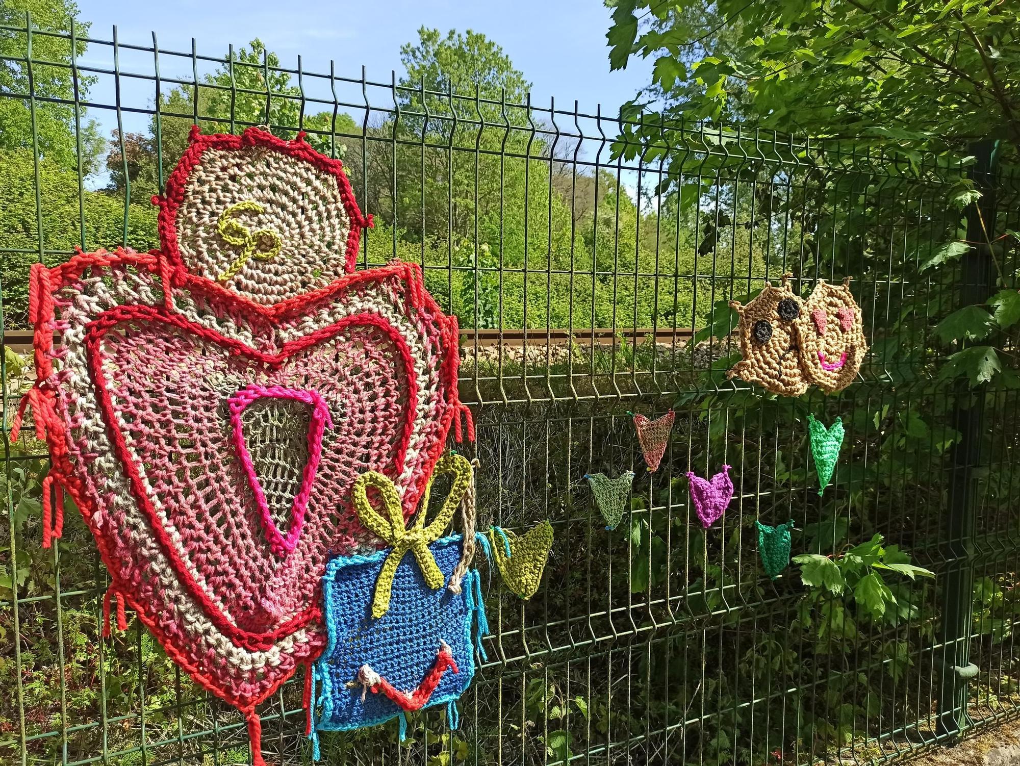 El arte urbano se teje en la Pola, el artista "6p" llena la Senda del Nora de ganchillo: "Si alguien se siente solo, que se sienta más acompañado"