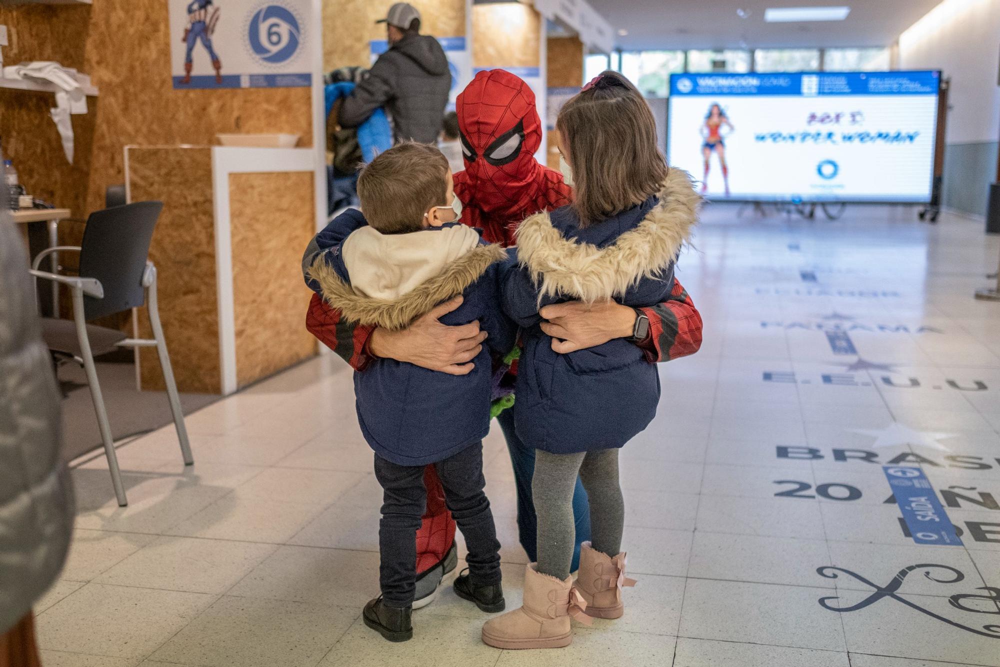 Los superhéroes cumplen su 'misión vacuna' en Ourense