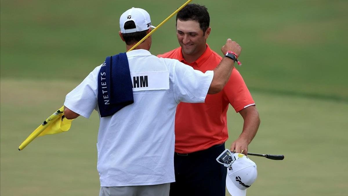 Rahm celebra con su caddie, Adam Hayes, el triunfo en Dublin (Ohio)