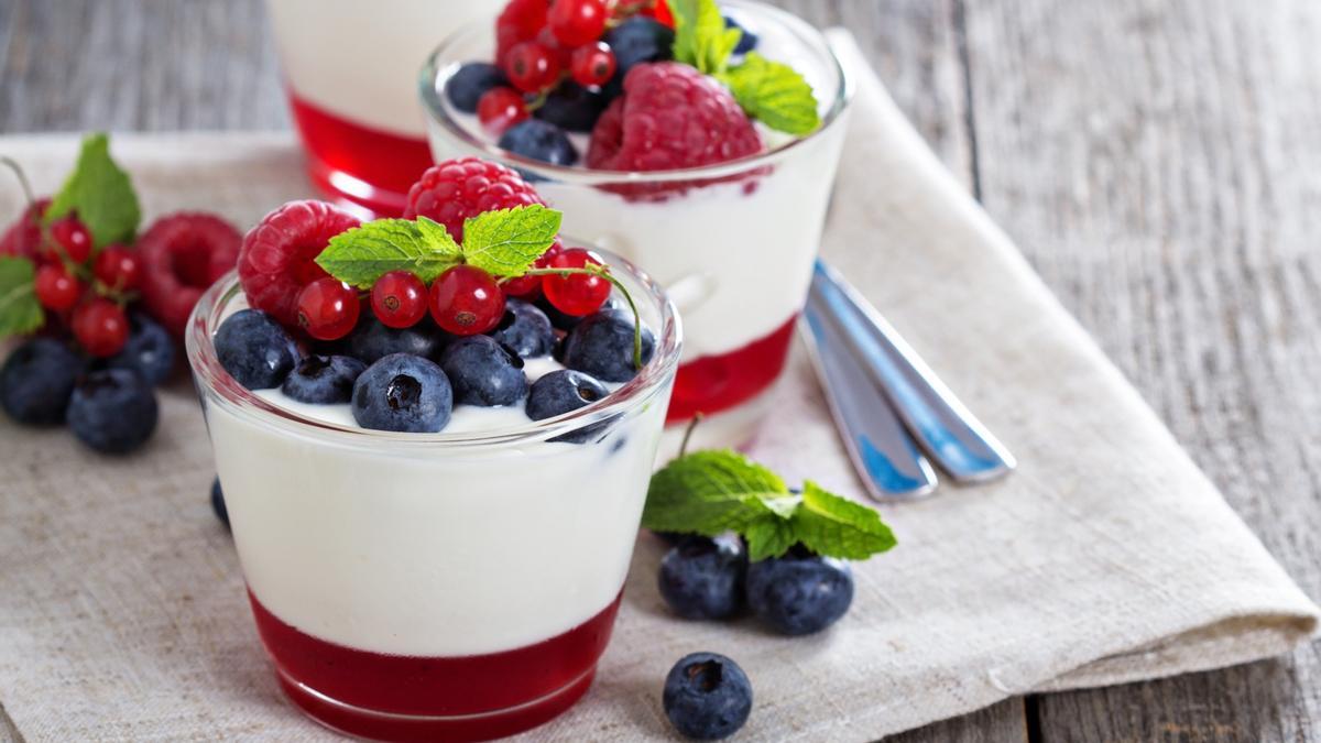 Estos vasitos de yogur, queso fresco batido y frutos rojos quedarán espectaculares.