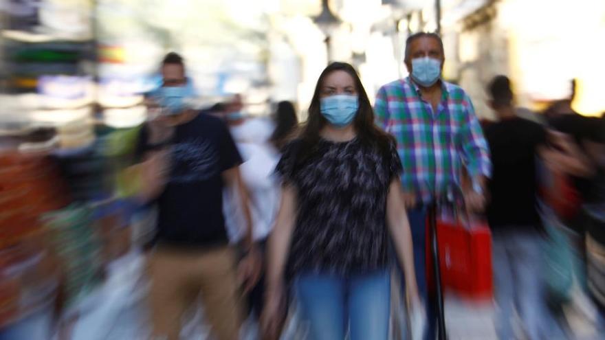 Ciudadanos protegidos con mascarillas en Córdoba.