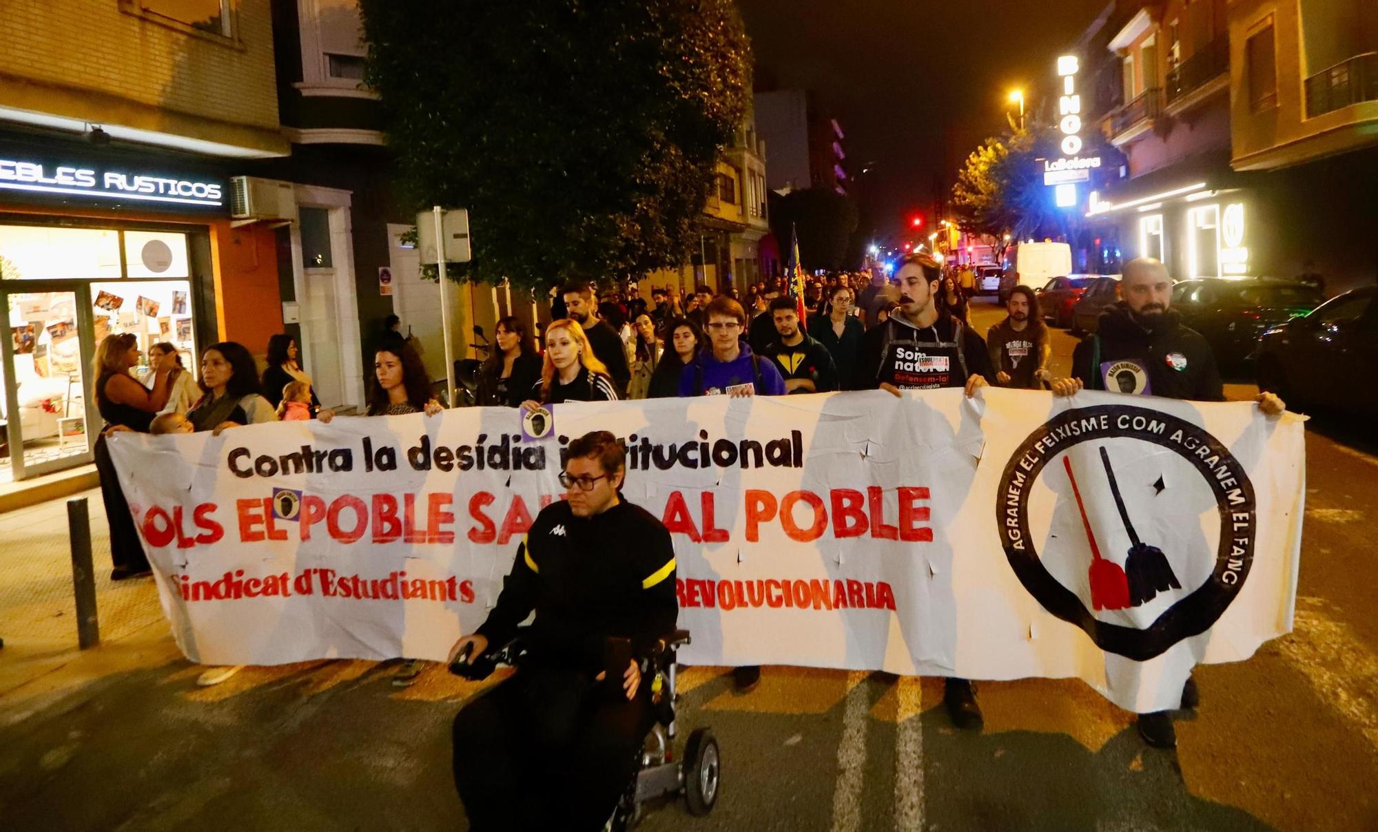 Una marcha con antorchas recorre los pueblos de l'Horta Sud entre gritos contra Mazón