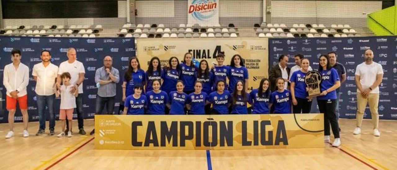 Las canguesas, con el trofeo de campeonas de Liga. |  // FEDERACIÓN GALLEGA