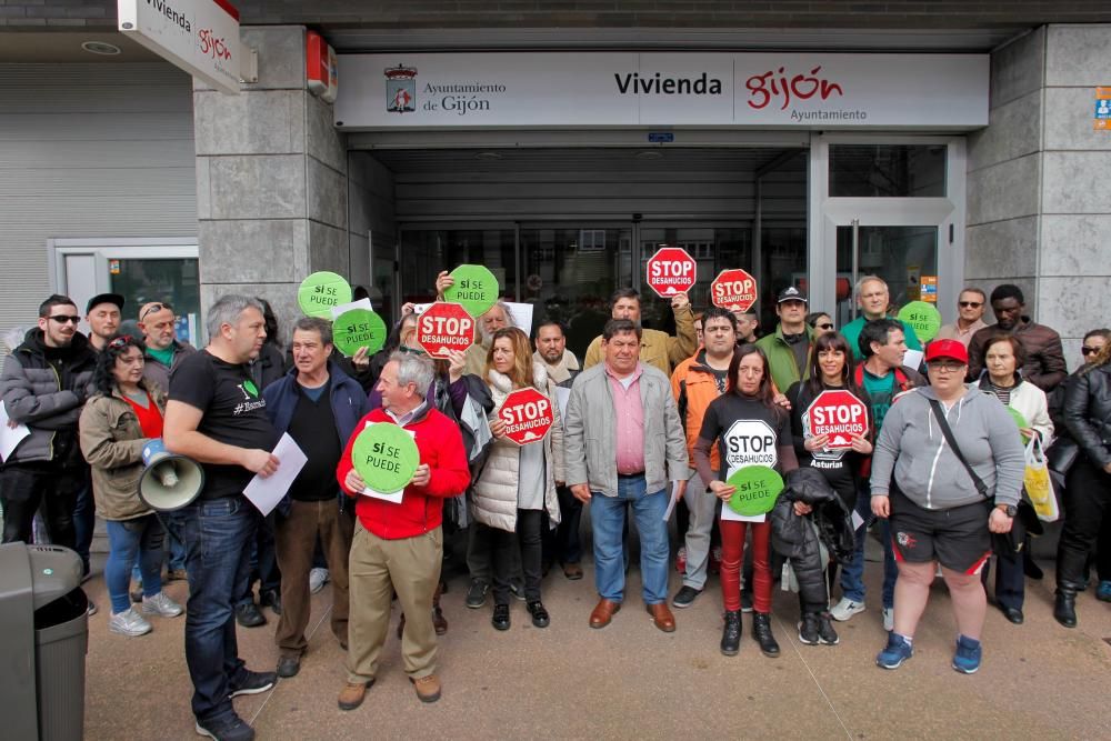 Concentración ante la oficina de vivienda de Gijón de la plataforma antidesahucios