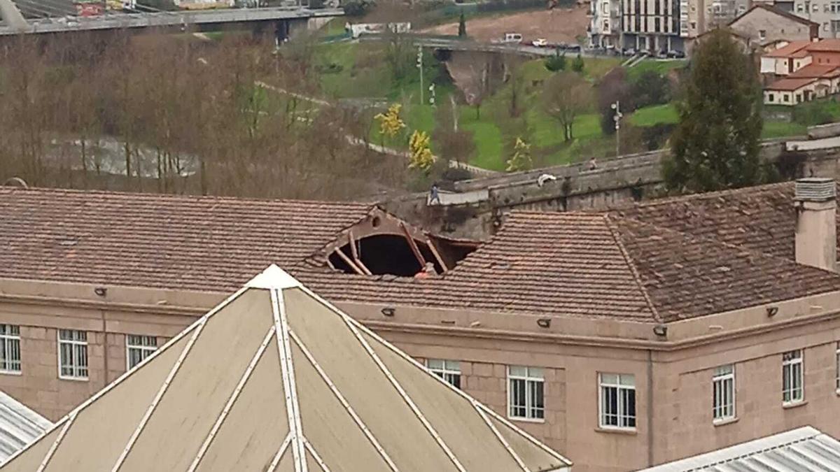 Boquete en el colegio Salesianos, tras hundirse parte del tejado.