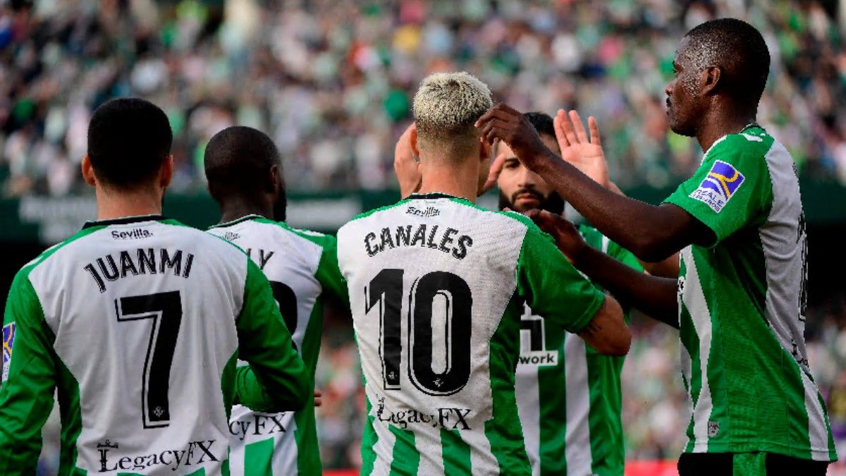 Jugadores del Real Betis celebran un gol