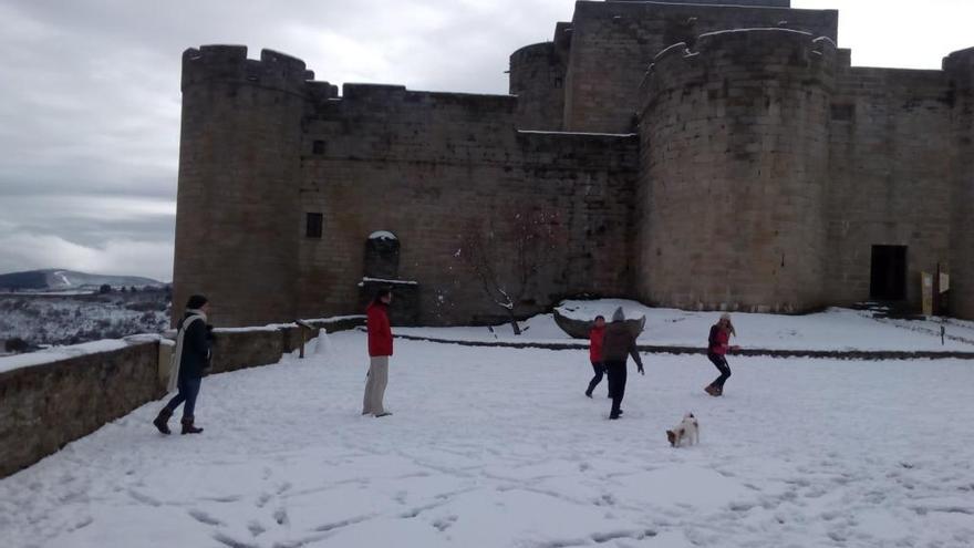 Castillo de Puebla de Sanabria tras una nevada en el año 2015.