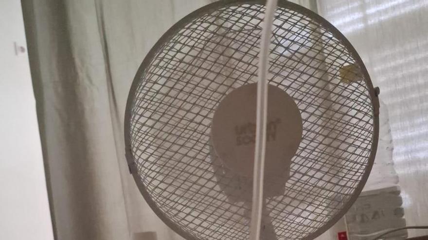 Un ventilador en una de las habitaciones de la décima planta del Hospital Insular.