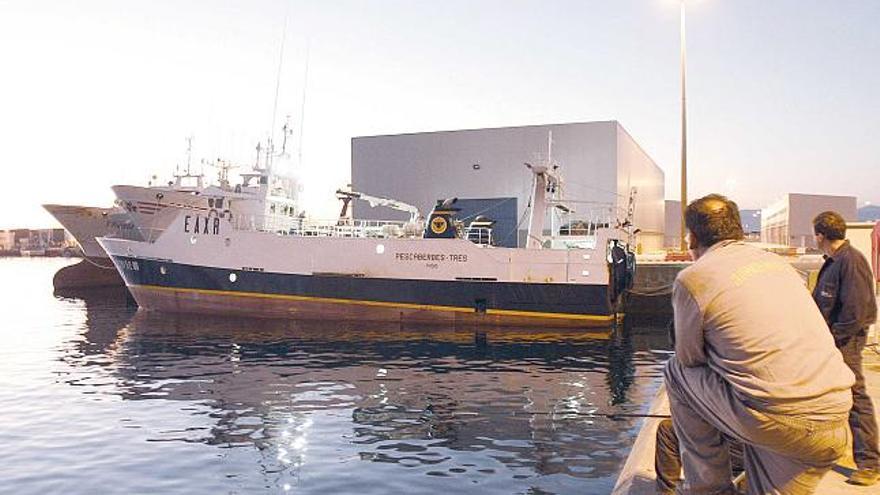 El &quot;Pesca Berbés Tres&quot; permanecía ayer atracado en el puerto de Bouzas, en Vigo.