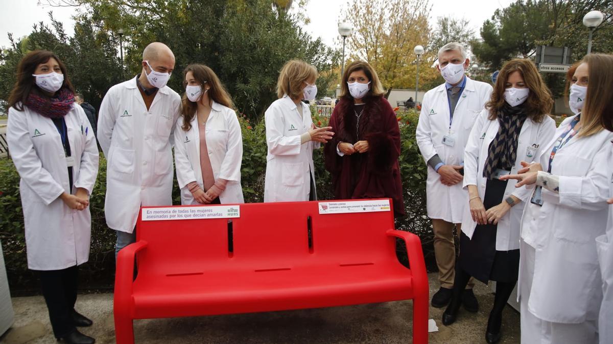 Presentación de los 'Bancos Rojos' instalados en el hospital Reina Sofía en el 25-N.