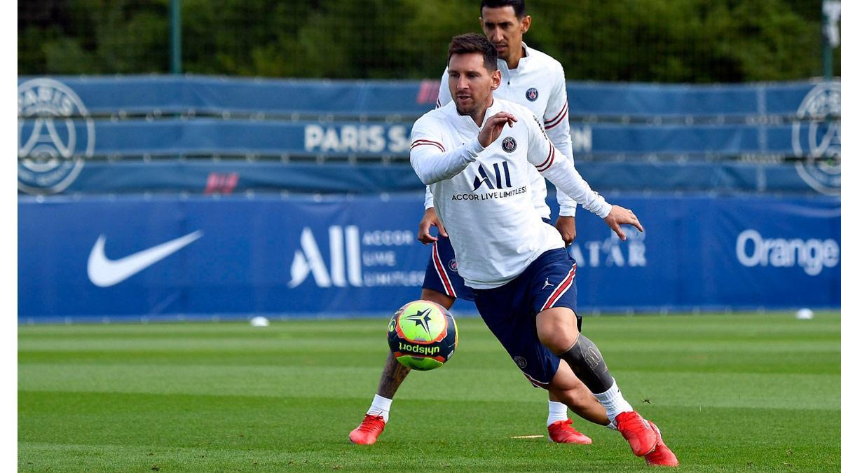 Así ha salido Messi al Parque de los Príncipes y ha entregado el Balón de Oro a la afición del PSG