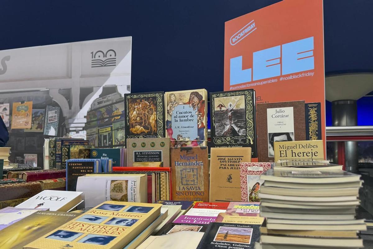 Madrid recrea la Cuesta de Moyano en el Metro con una caseta literaria y firmas de libros