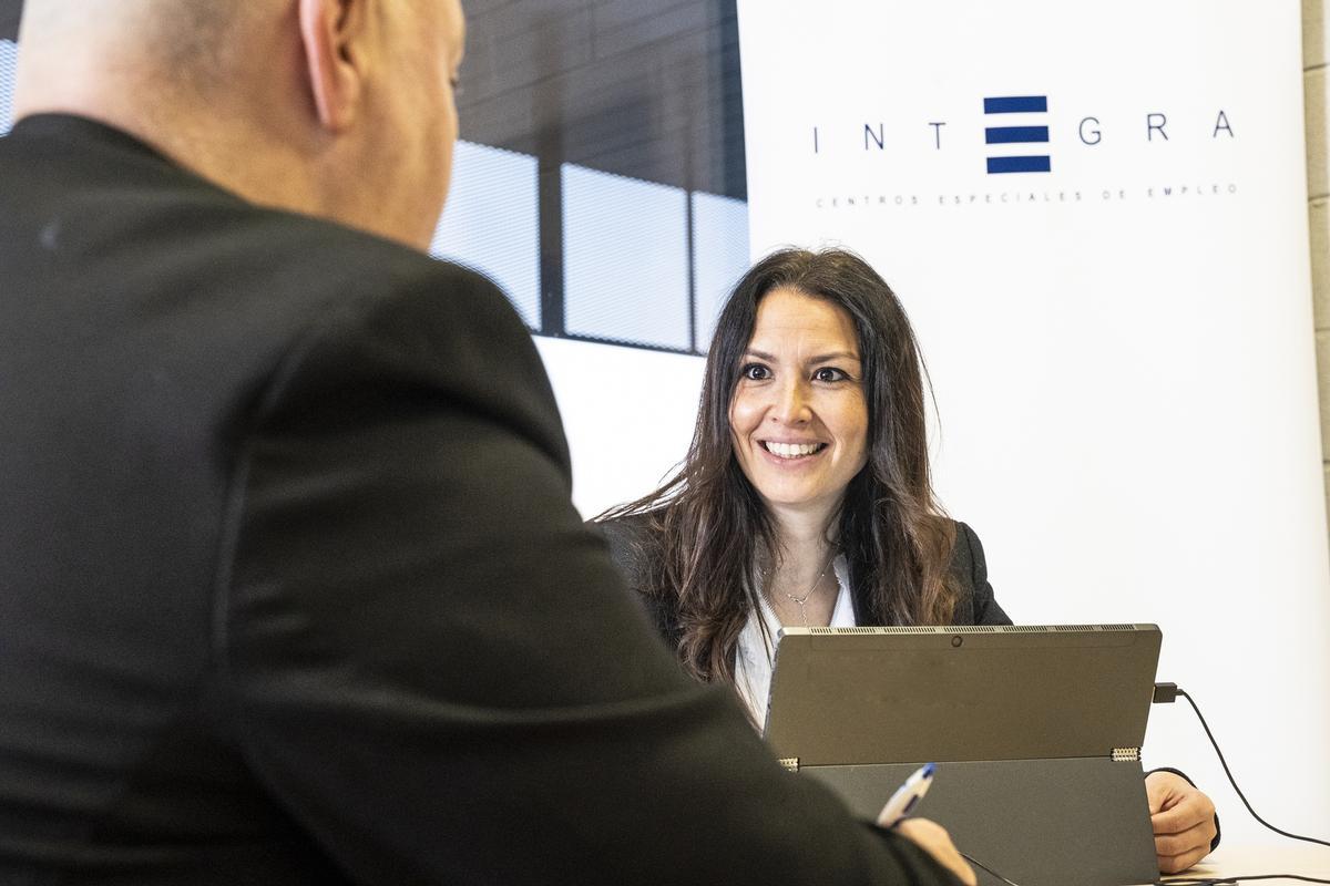 En la actualidad, 3.336 mujeres (52,15%) y 3.061 hombres (47,85%) prestan sus servicios en la compañía.