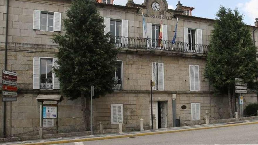 Casa do Concello de Bande, uno de los beneficiarios de ayudas. // J.R.