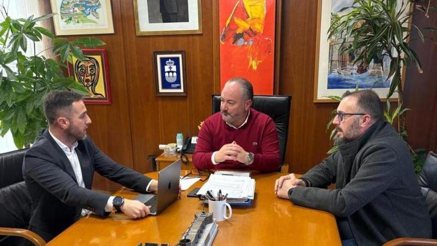 Reunión entre el alcalde y representantes de la asociación. |  LOC