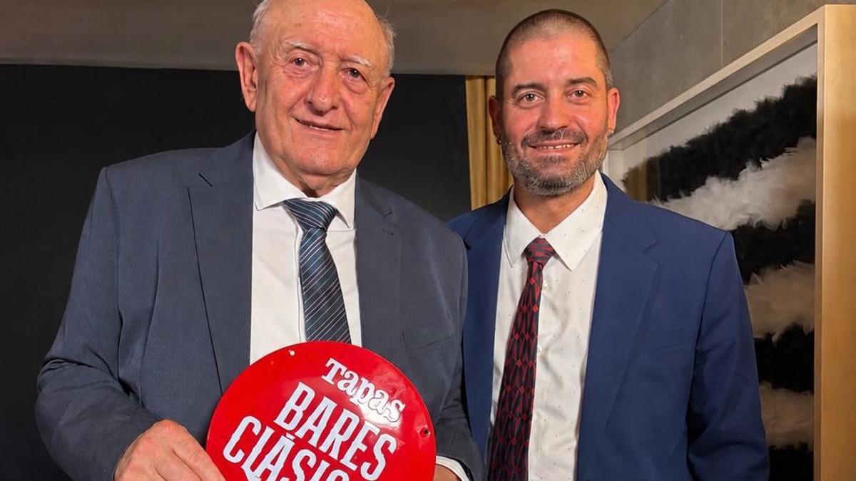 Biel Roca y su hijo, Rafel, con el reconocimiento de la revista ‘Tapas’