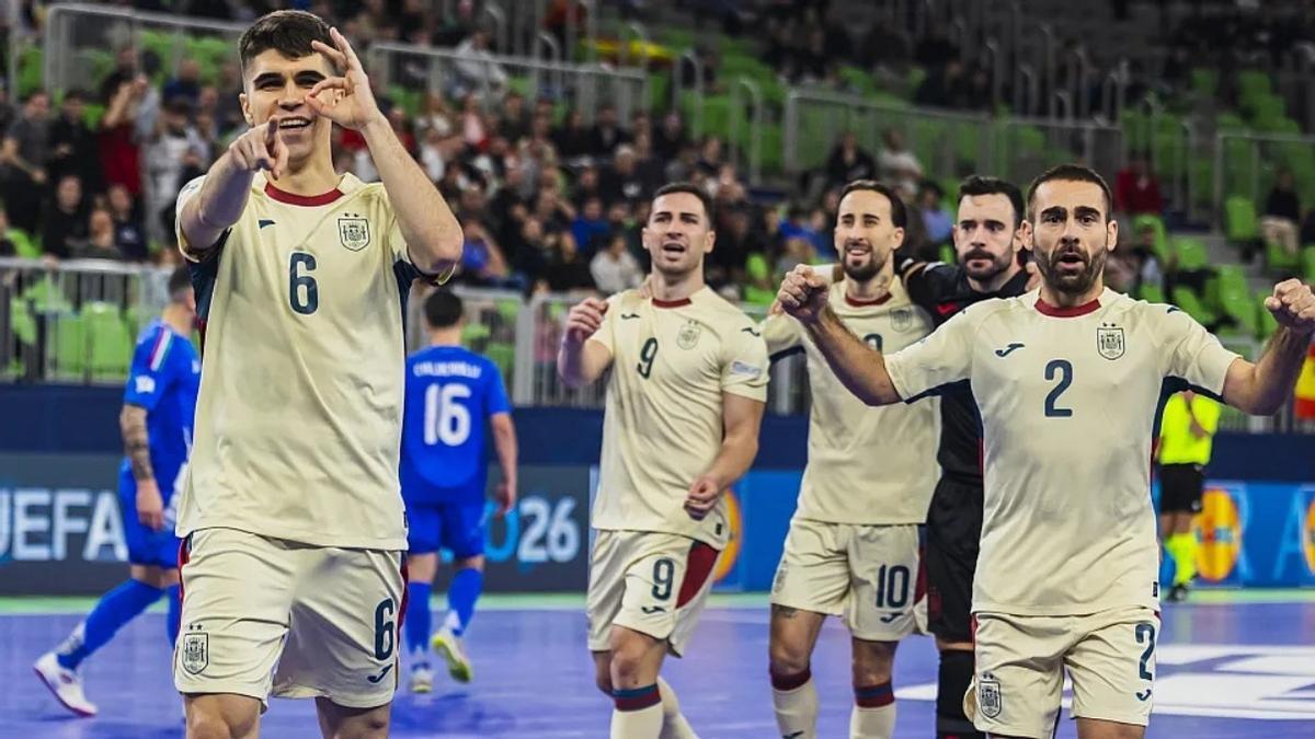 Cecilio, a la derecha con el dorsal 2, celebra una victoria de España.