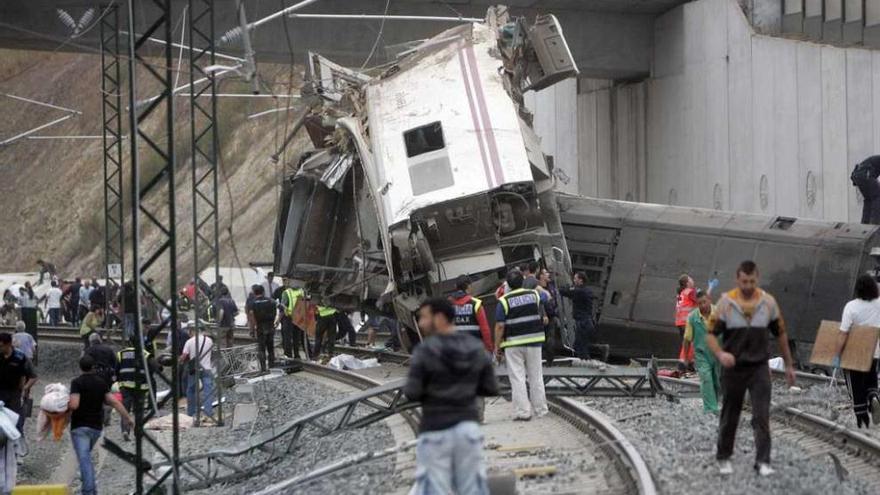 Labores de rescate en Angrois minutos después del descarrilamiento del tren Alvia.