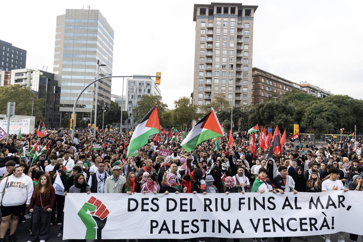 Manifestantes marchan con una pancarta en catalán que dice ¡Del río al mar, Palestina vencerá! durante una protesta en apoyo a los palestinos y en protesta contra las acciones de Israel, en Barcelona, ​​el miércoles 15 de octubre de 2025.