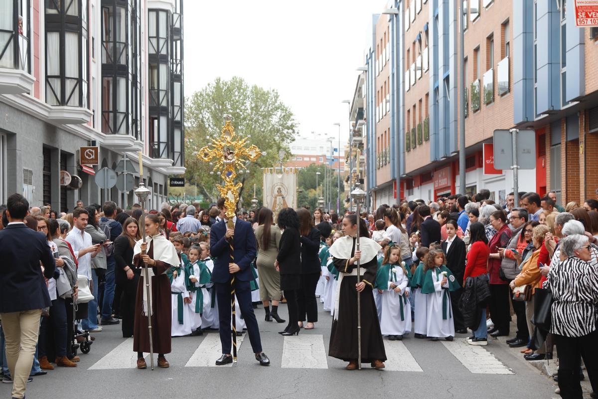 Alumnos del colegio Virgen del Carmen durante su procesión