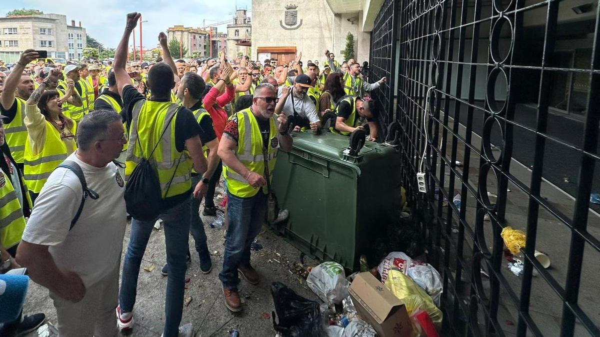 Las imágenes de la protesta de esta mañana frente al edificio del Concello de Vigo.