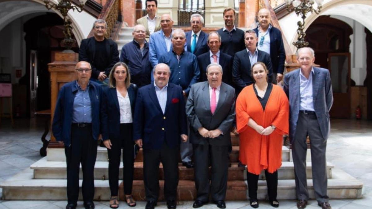 Los presidentes de Asoclub, con Jerónimo Saavedra como invitado, en una de sus últimas reuniones en el Gabinete Literario.