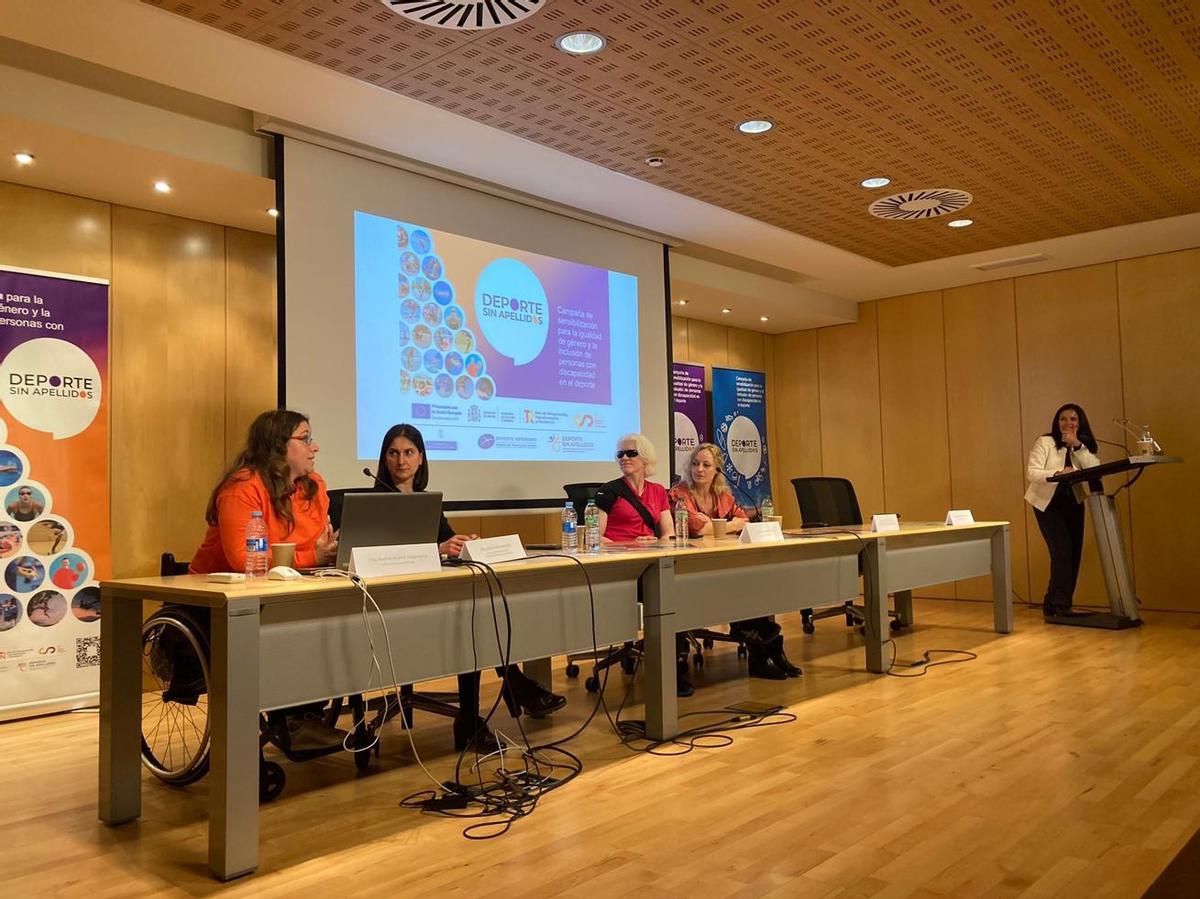 Mesa redonda, protagonizada por la directora general de Deporte, Aida Nuño; la periodista Cristina Gallo; Beatriz Álvarez, técnica de Fedema; Loida Pérez, árbitra de luchas olímpicas; y la judoca paraolímpica Marta Arce.