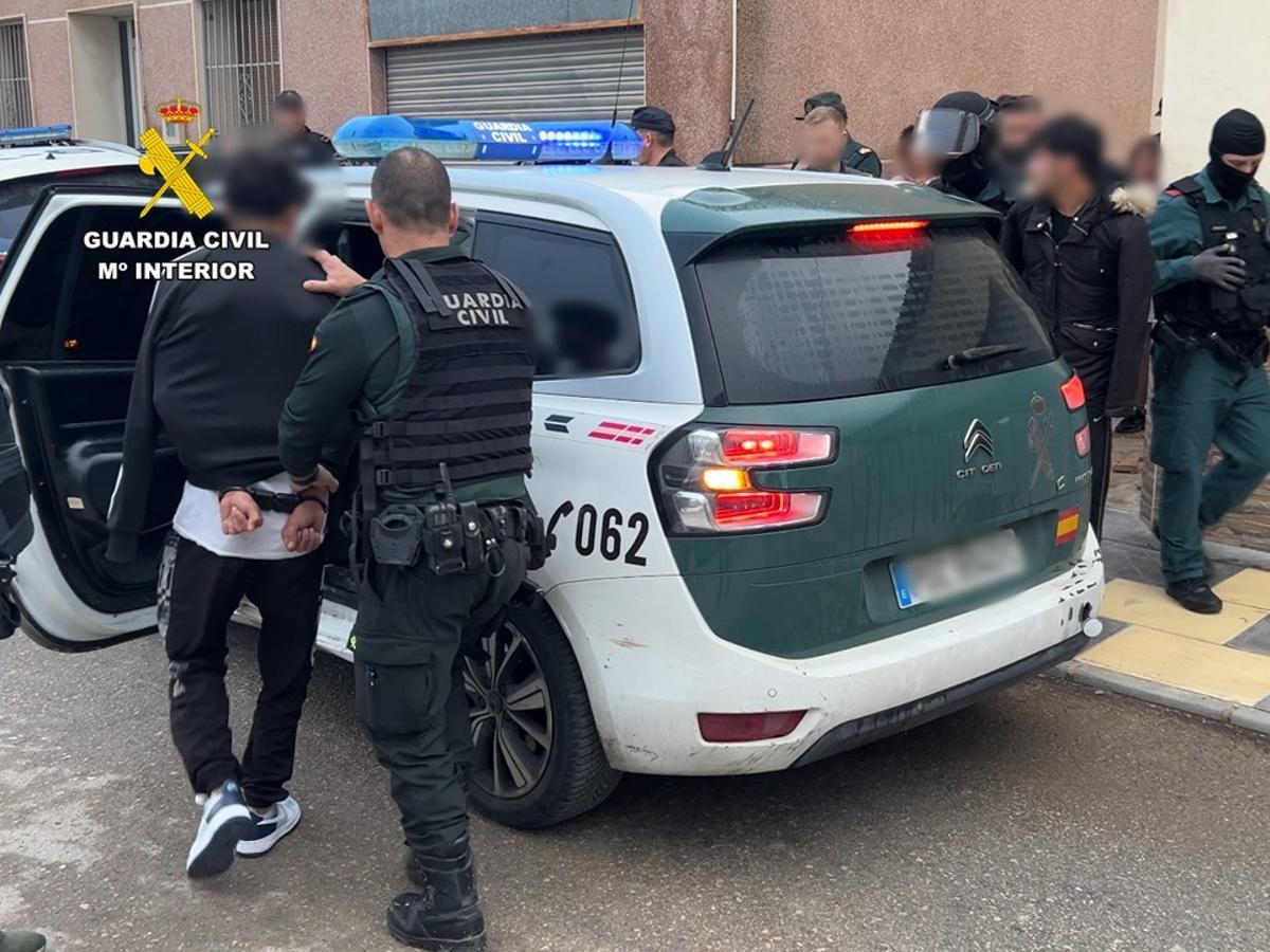 Un momento del traslado de los detenidos realizado por la USECIC de la Guardia Civil y agentes del puesto de Callosa de Segura