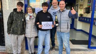 El 37876, el primer quinto premio de la Lotería de Navidad, muy repartido, deja 60.000 euros en Alcalá