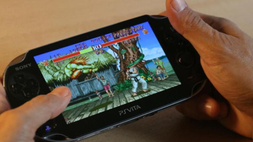 Una persona juga al clàssic «Street Fighter 2» a la Ps Vita