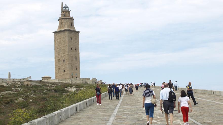 Coruñeses y turistas en el entorno de la Torre de Hércules.