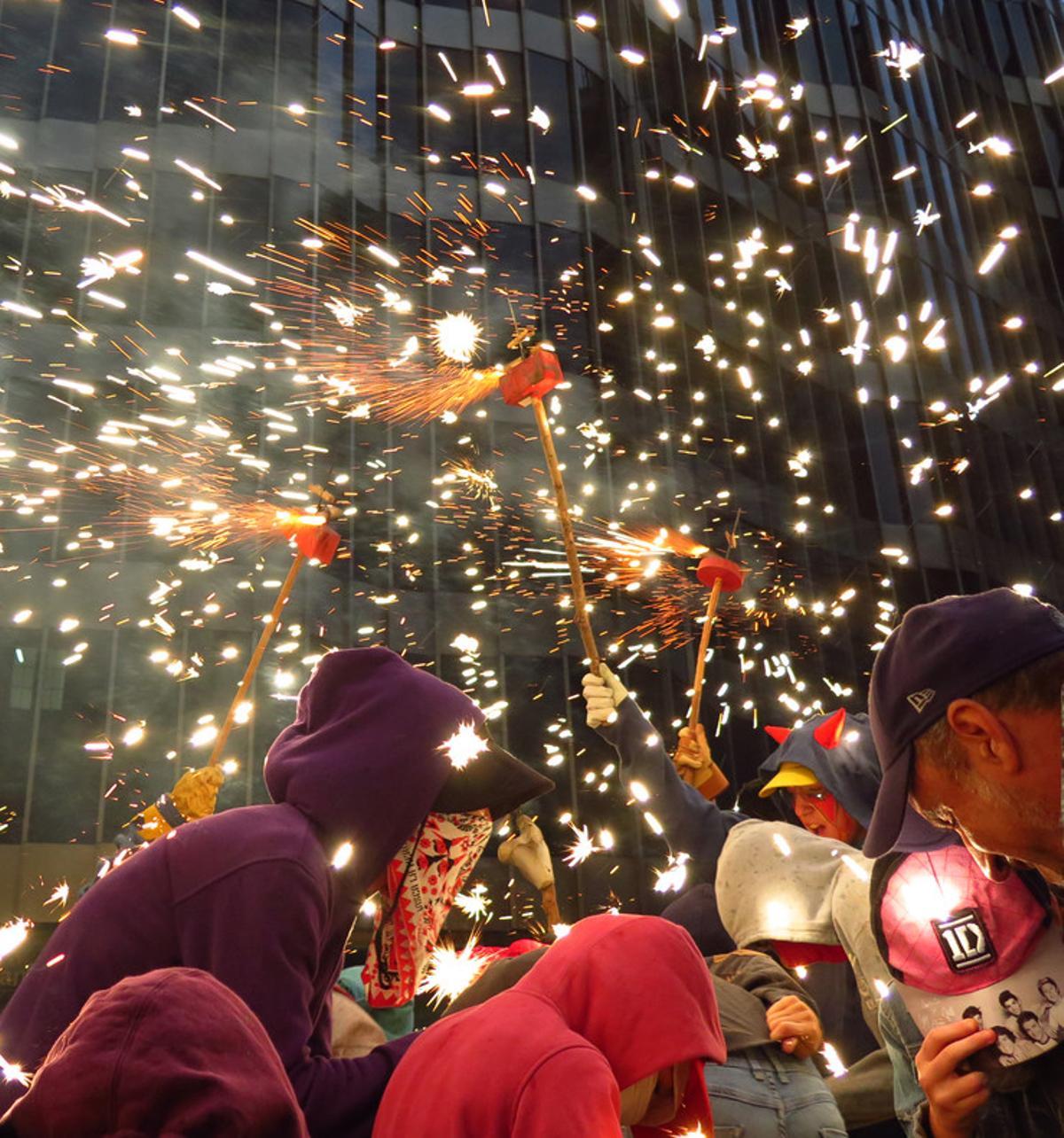 CORREFOC INFANTIL DE LA MERCE CON AMENAZA DE LLUVIA