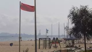 Bandera roja en más de cincuenta playas catalanas por mala mar