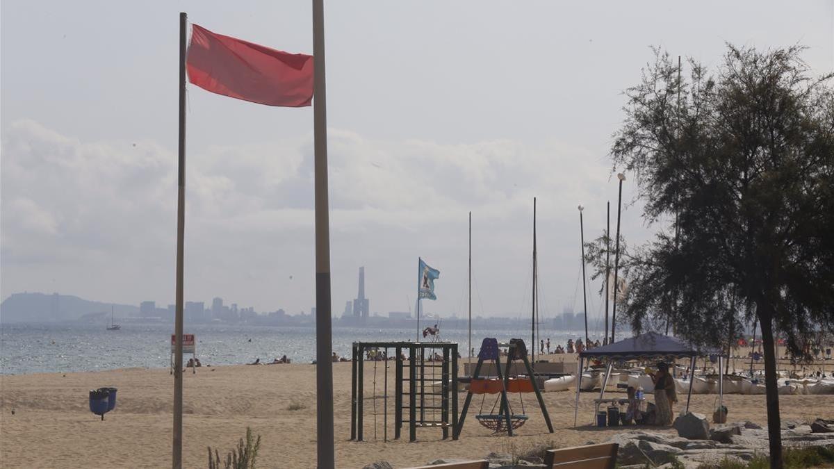 Una bandera roja en la playa del Masnou.