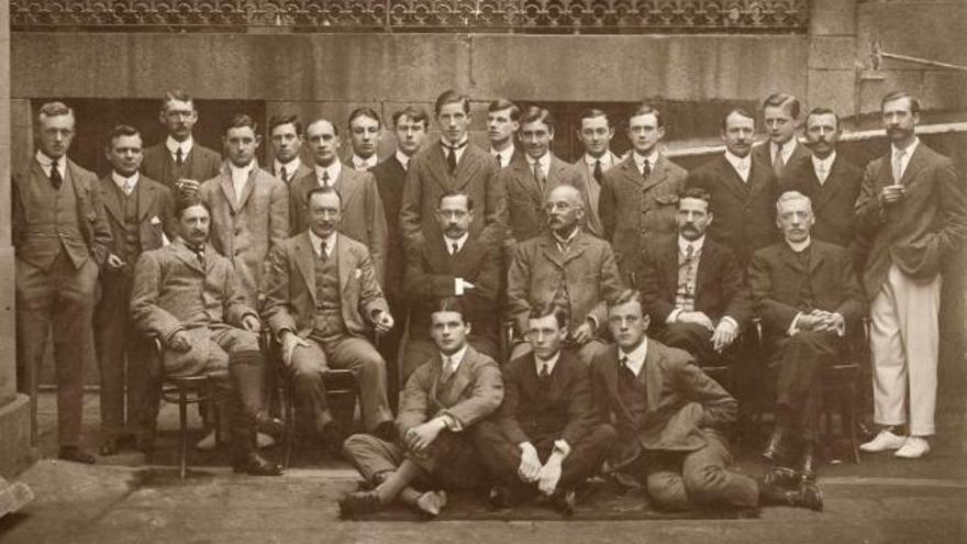 Grupo de trabajadores del Cable Inglés en 1913.    // J.R. Cabanelas, de su libro El mundo Via- Vigo