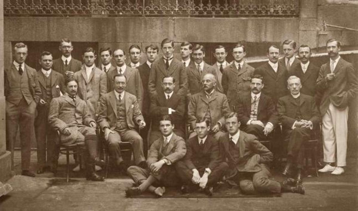 Grupo de trabajadores del Cable Inglés en 1913. // J.R. Cabanelas, de su libro El mundo Via- Vigo
