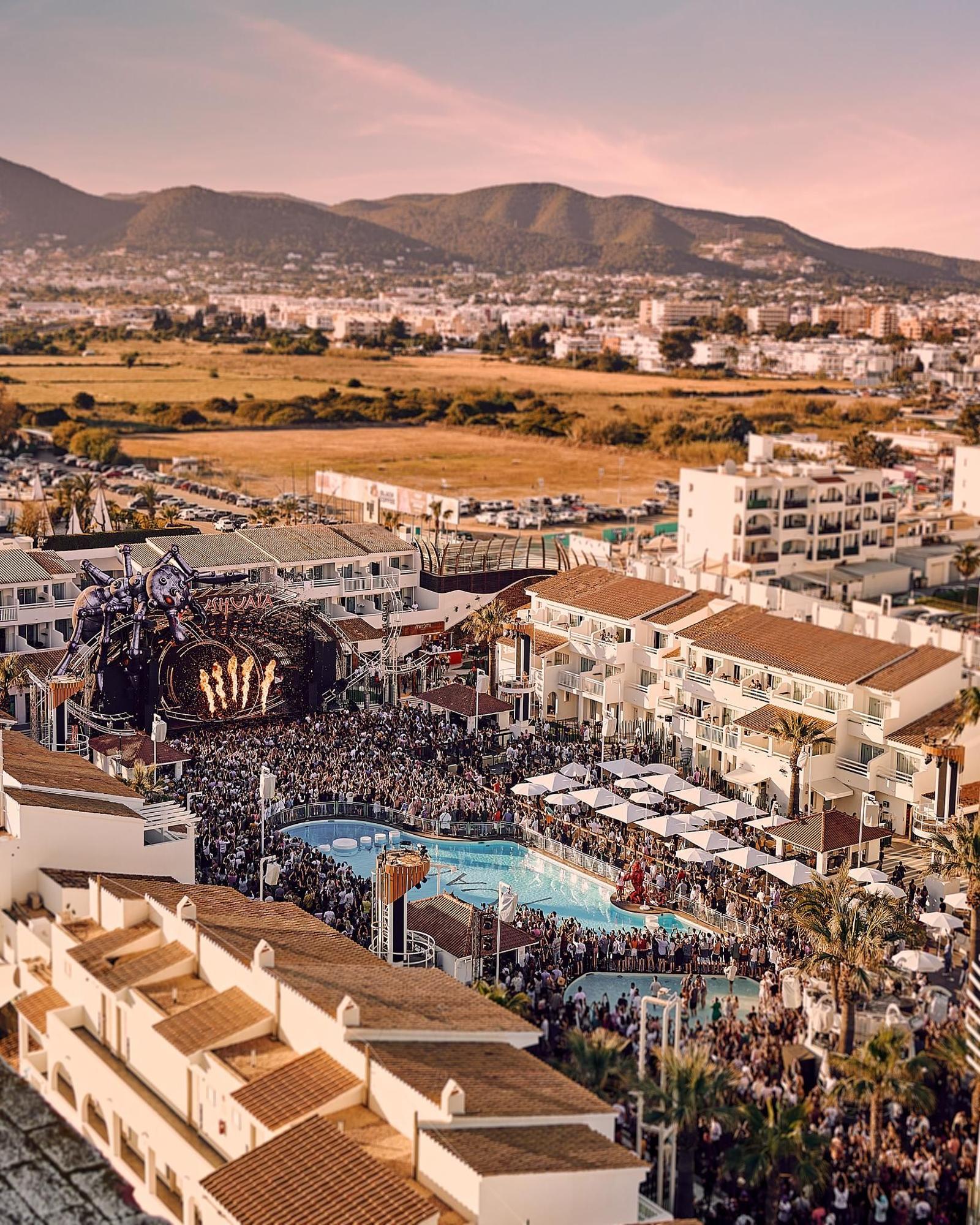 Opening Discotecas Ibiza: Ushuaïa Ibiza Y Hï Ibiza Celebran Una Apertura Conjunta De Día Y De Noche.