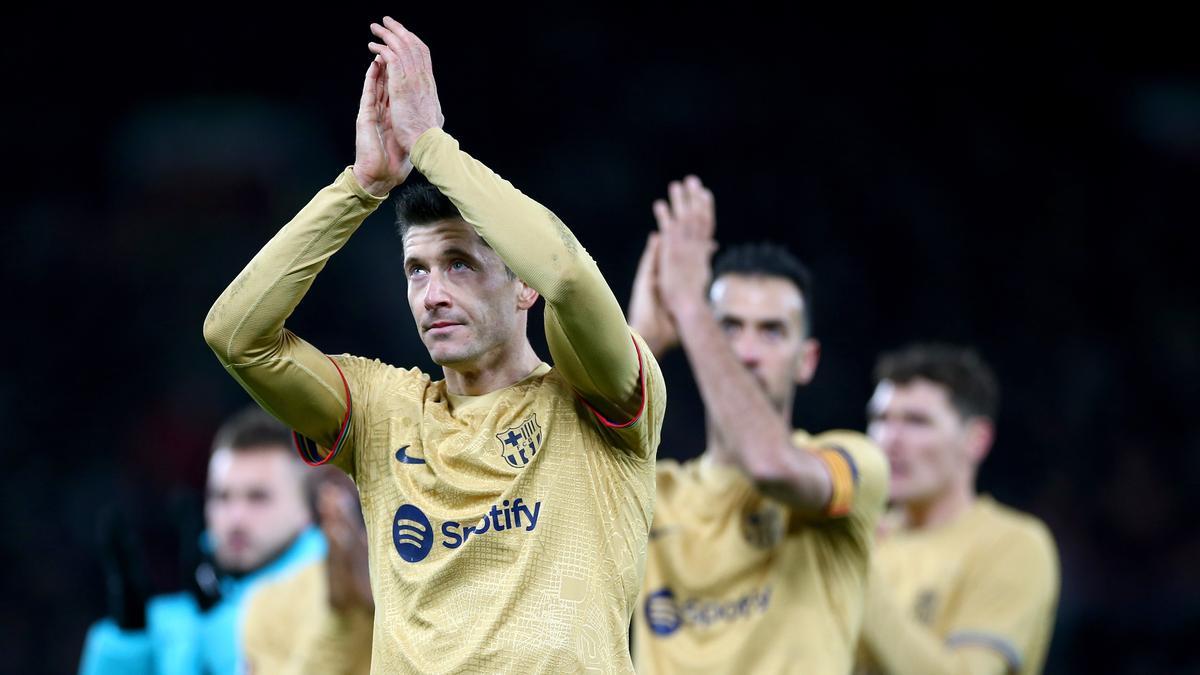 Lewandowski aplaude a la hinchada azulgrana disculpándose por la eliminación.