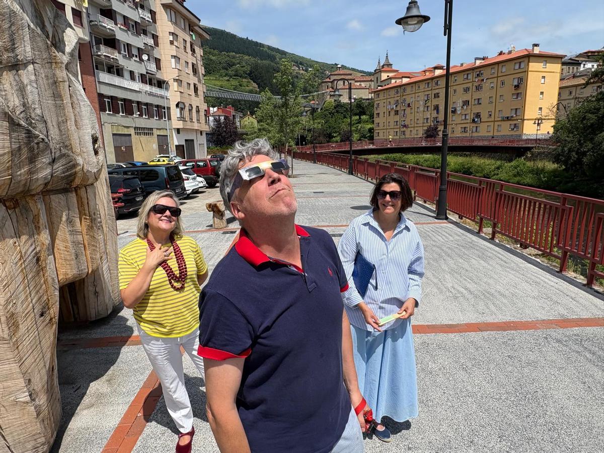 Jesús Feito observa el sol con las gafas homologadas, detrás Juana Díez y Lucía Barreiro.