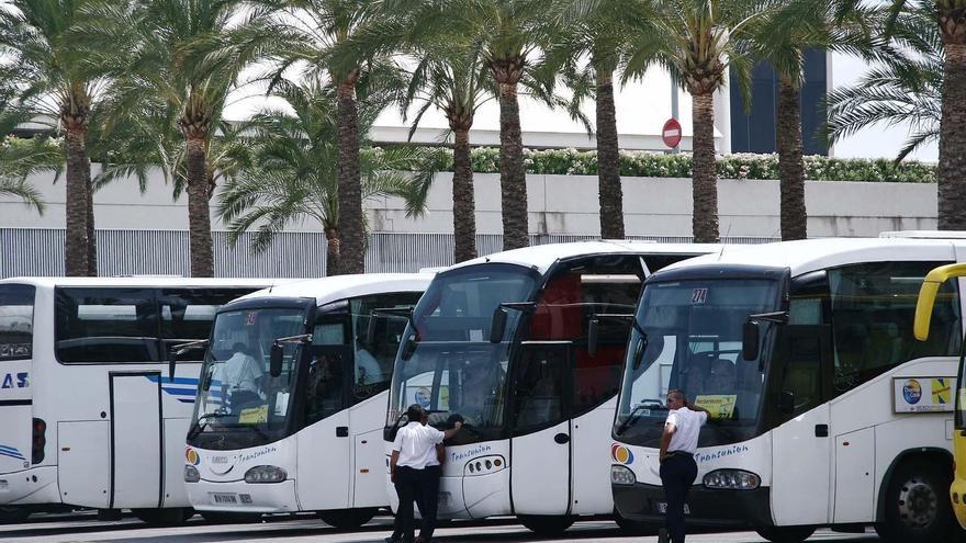 El transporte discrecional reclama zonas para aparcar junto a los hoteles