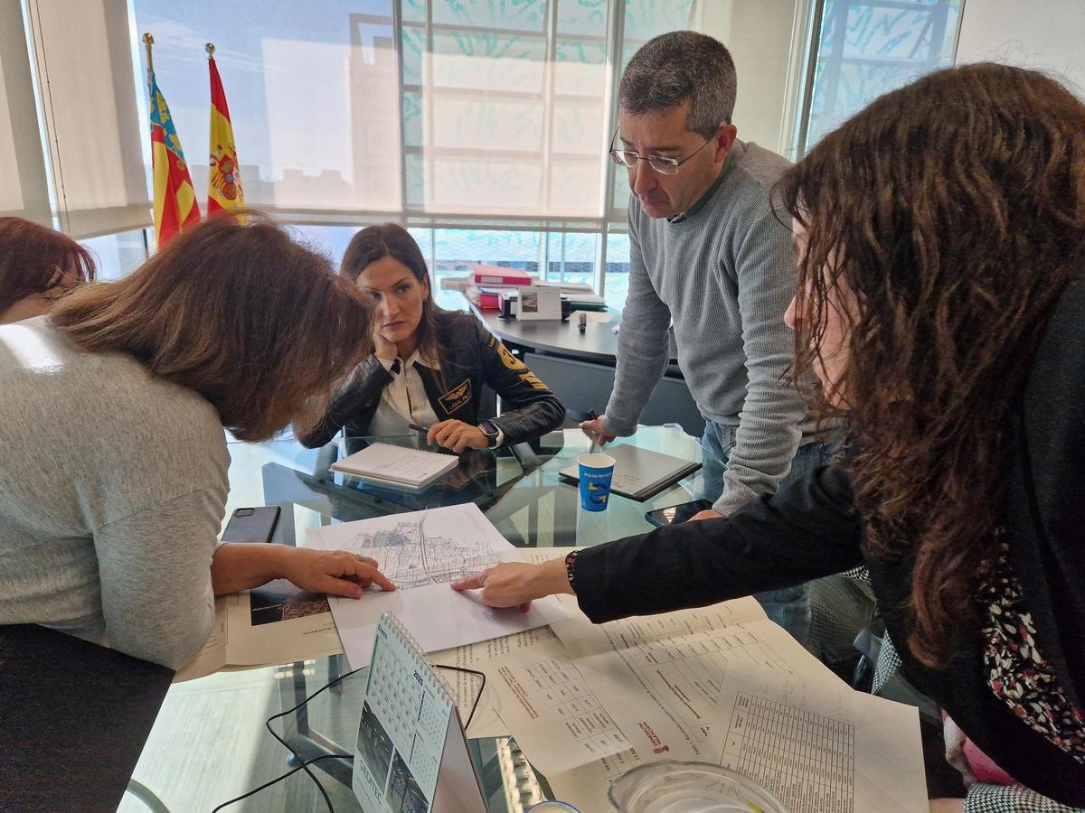 Representantes del Ayuntamiento de Alboraia durante la reunión con la directora General del Agua, este lunes.