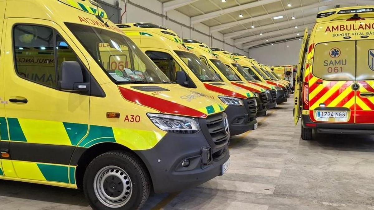Ambulancias almacenadas en una nave