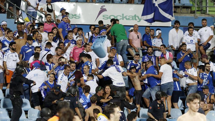 Play off Getafe CF - CD Tenerife | La policía arremete a porrazos contra los hinchas blanquiazules tras el partido contra el Getafe