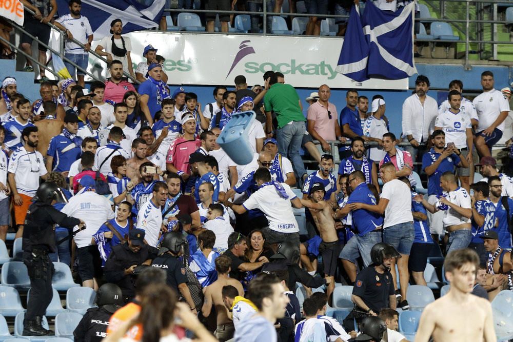 La policía arremete contra los hinchas del Tete