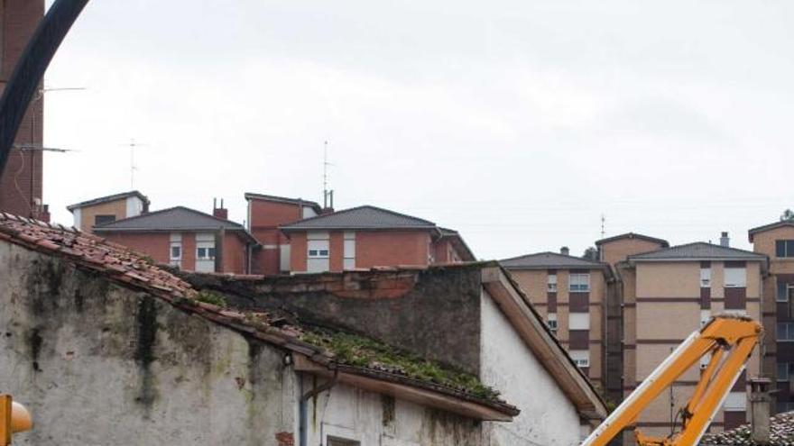 La calle de La Estebanina,  ayer, con la casa de «Modas Josefina», al fondo.