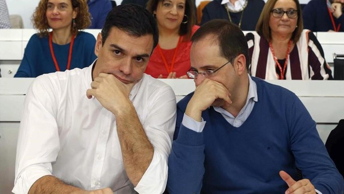 Pedro Sánchez conversa con Cesar Luena al inicio del comité federal en la sede del PSOE en Madrid.