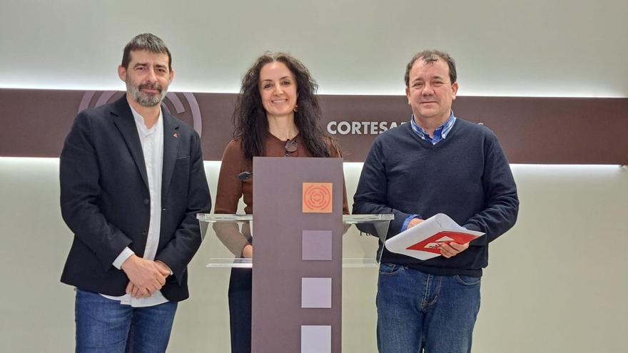 Álvaro Sanz, Marta Abengochea y Jesús García, de Izquierda Unida, este martes en rueda de prensa.