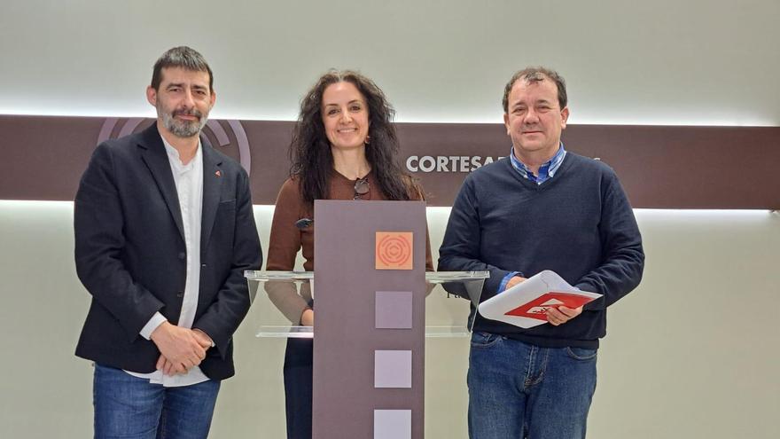 Álvaro Sanz, Marta Abengochea y Jesús García, de Izquierda Unida en una rueda de prensa