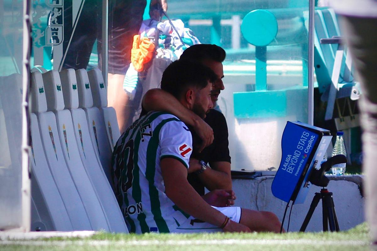 Jacobo González conversa con Iván Ania en el banquillo del Córdoba CF, tras el encuentro.