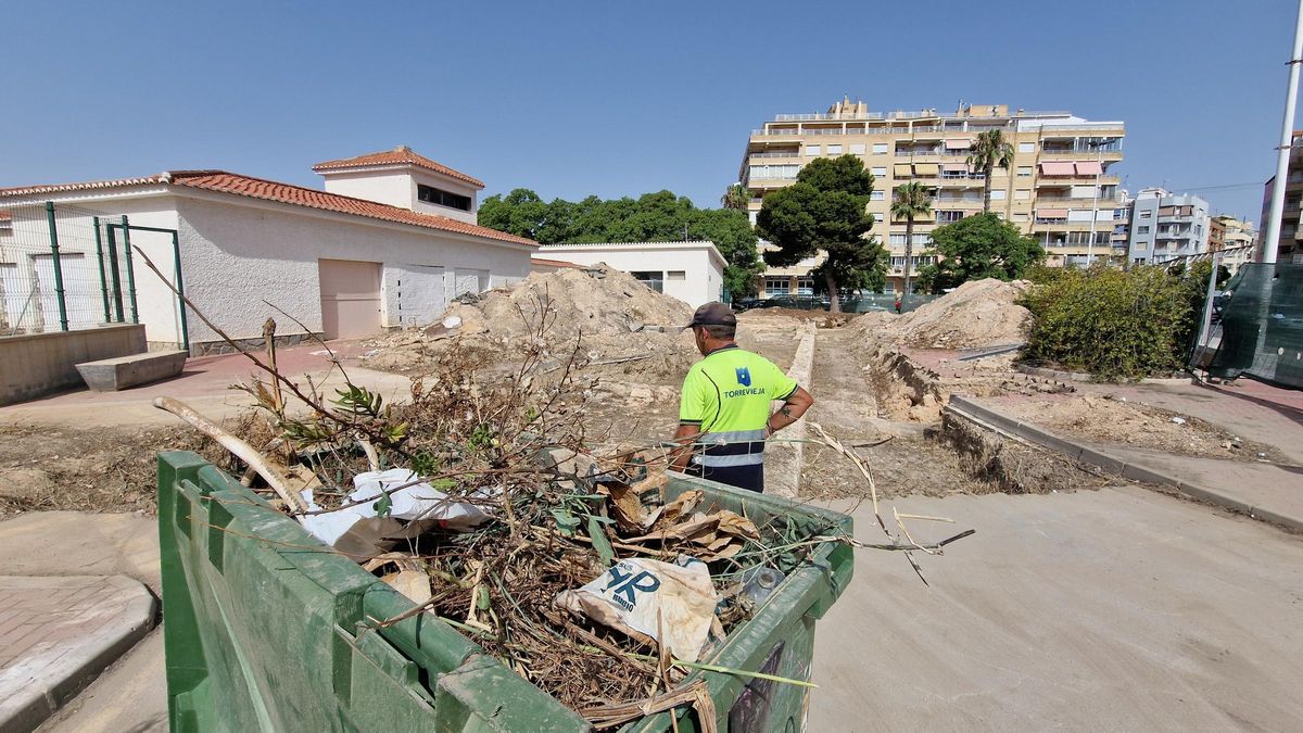 Torrevieja retira toneladas de residuos y despeja de maleza las Eras de la Sal tras más de dos años de abandono